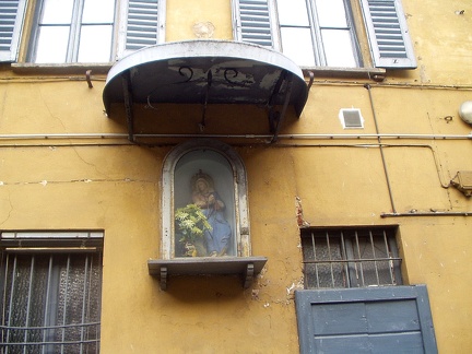 15 Monza altarolo in un cortile di via Prina